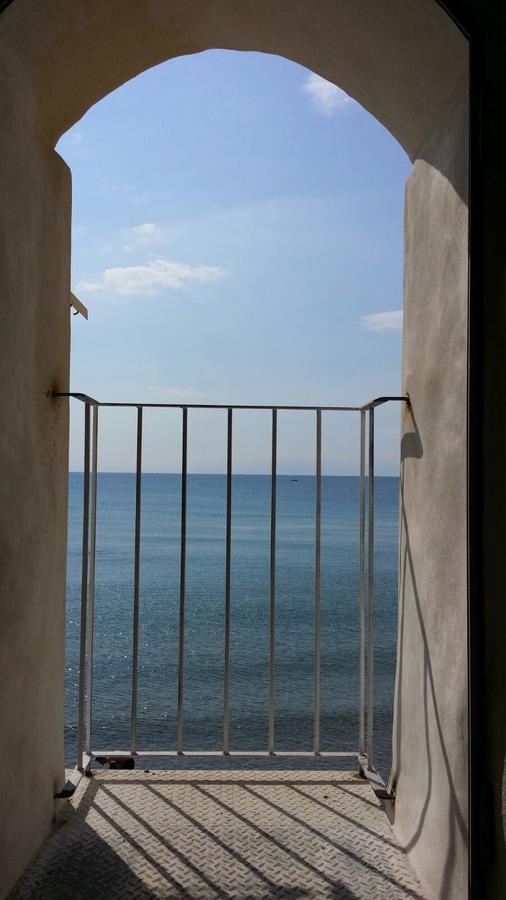 Balcone Sulla Spiaggia チェファル エクステリア 写真